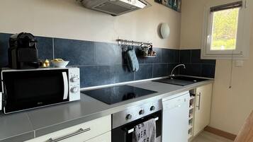 Frigorífico, microondas, horno y placa de cocina