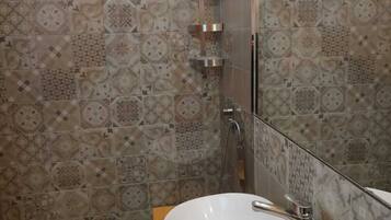 Doccia, asciugacapelli, bidet, asciugamani