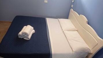 3 sovrum, skrivbord, strykjärn/strykbräda och resesäng