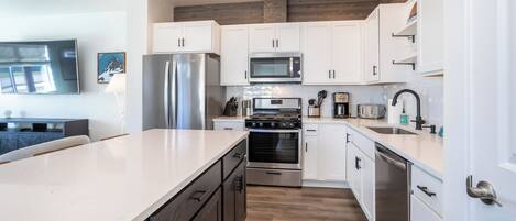 Refrigerador, microondas, horno y parrilla de estufa