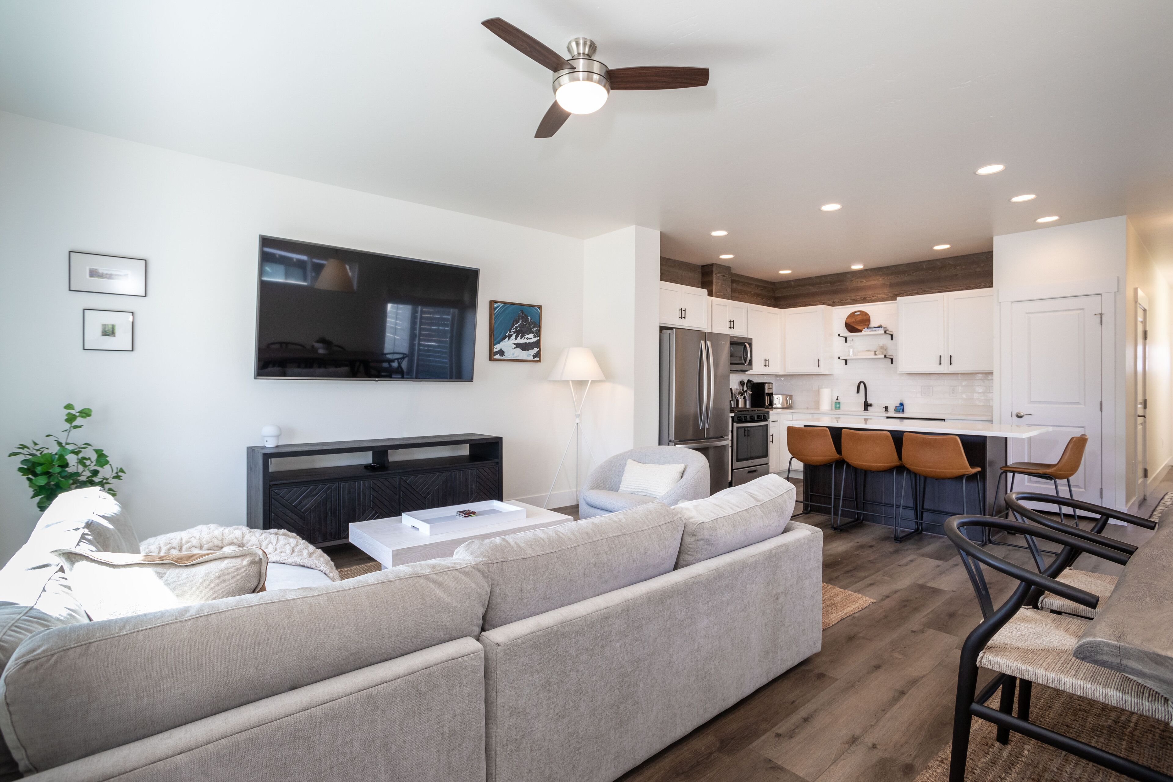 NEW! Modern monthly rental close to Downtown - Cozy Whitefish Getaway