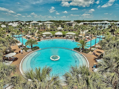 Adorable Seacrest cottage near beach and pool; family and pet friendly! Bikes!