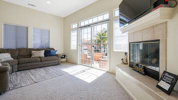 Télévision, cheminée, jeux vidéo, livres