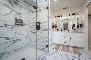 Badewanne, Haartrockner, Handtücher, Seife