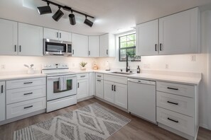 冰箱、微波炉、烤箱、炉灶