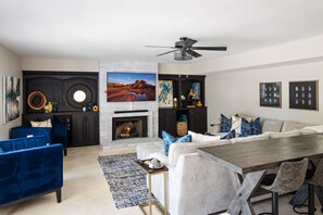 Smart TV, chimenea y libros 