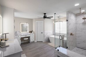 Combined shower/bathtub, hair dryer, towels, shampoo - Paradise Palace-Heated Pool/Spa-Guest House & More (Scottsdale)