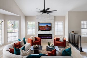 Smart TV, chimenea y libros 