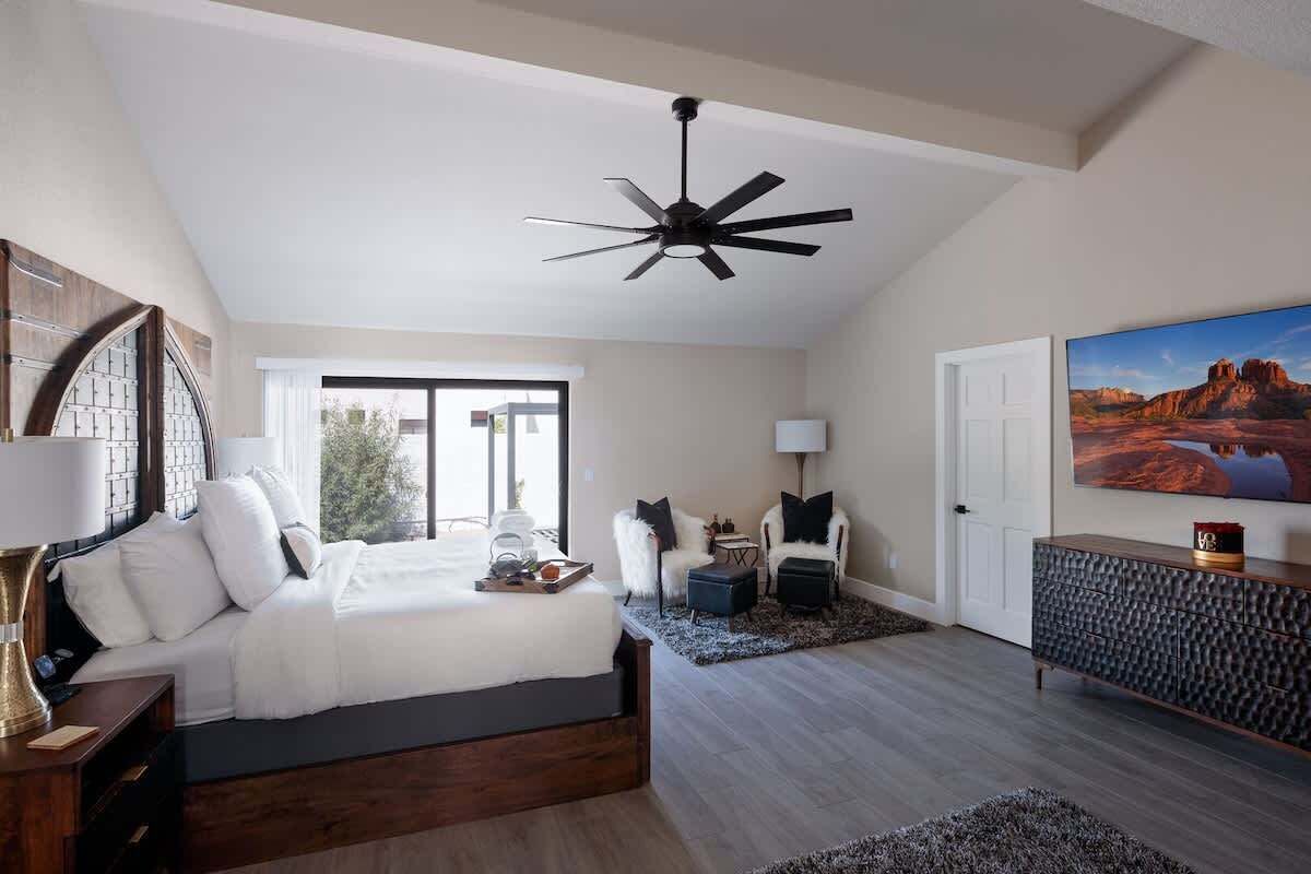 6 habitaciones, escritorio y tabla de planchar con plancha 