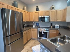 Refrigerador, microondas, horno y parrilla de estufa 