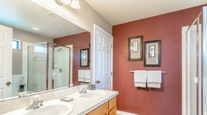 Combined shower/bathtub, hair dryer, towels
