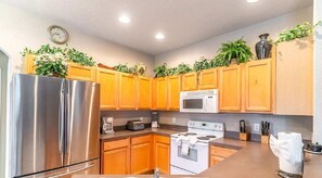 Kjøleskap, mikrobølgeovn, ovn og kokeplater