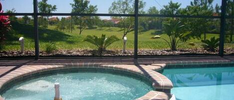 Piscina a l'aire lliure i piscina climatitzada
