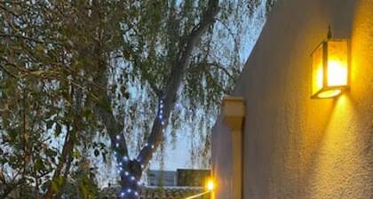 Cozy Casita with Private Courtyard - 1.3 miles to UofA / 3.5 miles to downtown