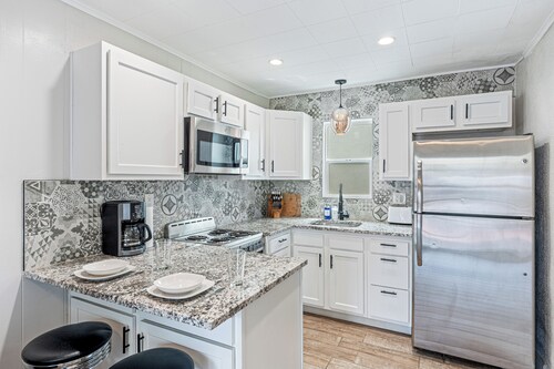 Cozy Casita with Private Courtyard - 1.3 miles to UofA / 3.5 miles to downtown