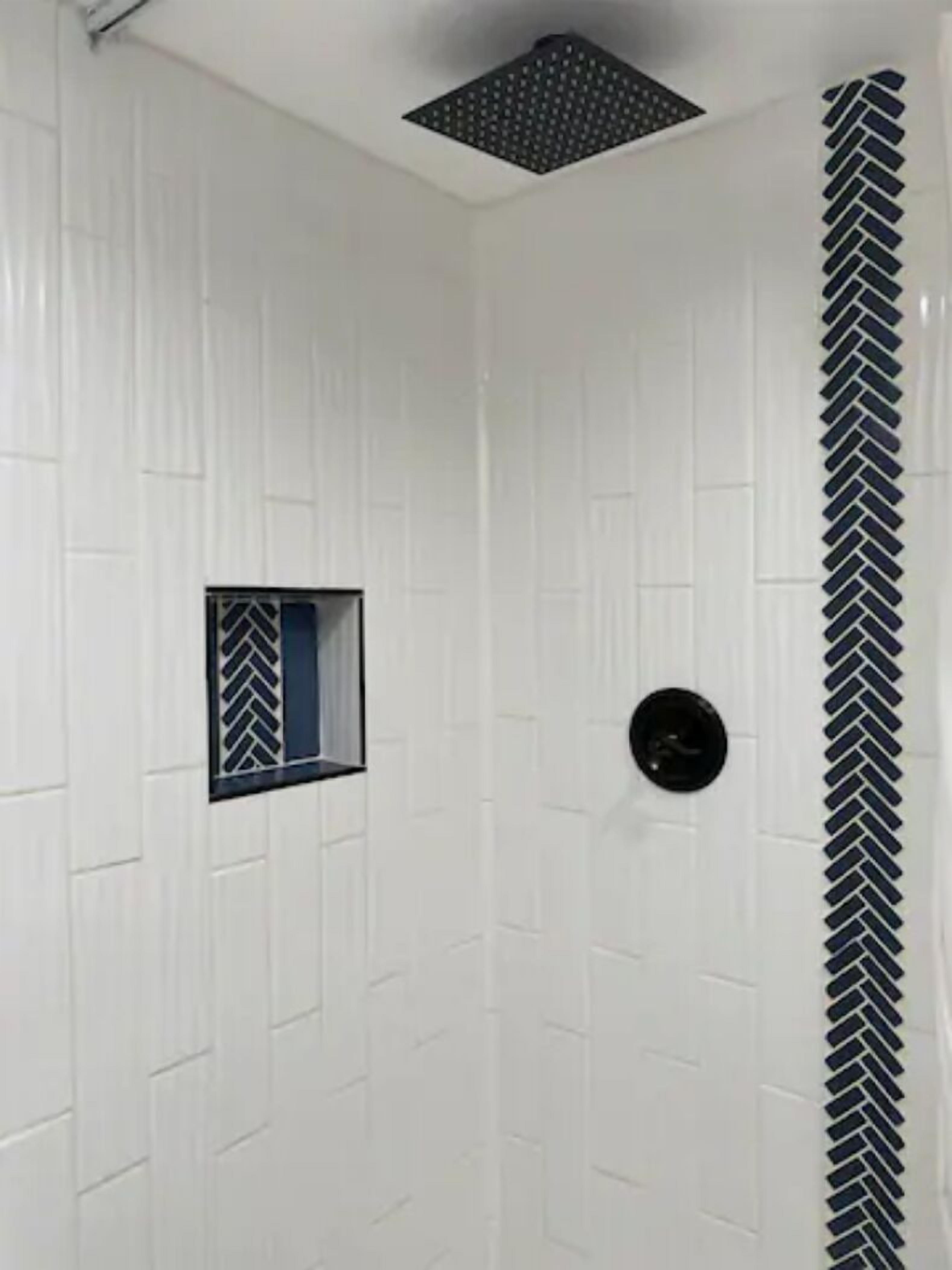 Regadera, secadora de cabello, toallas, jabón 