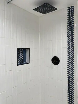 Doccia, asciugacapelli, asciugamani, sapone