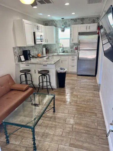 Clean and Modern Mid-Town Casita - 5 minutes to UofA and downtown Tucson