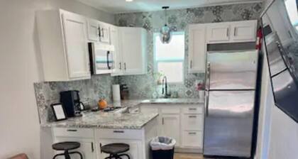 Clean and Modern Mid-Town Casita - 5 minutes to UofA and downtown Tucson