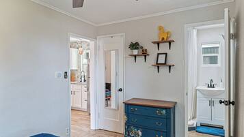 1 habitación, tabla de planchar con plancha, wifi gratis y ropa de cama