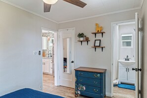 1 habitación, tabla de planchar con plancha, wifi gratis y ropa de cama 