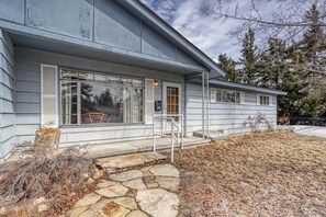 Exterior - Cozy Bear Cottage-  Nice large home in town.  Close to Ski Cooper! (Leadville)