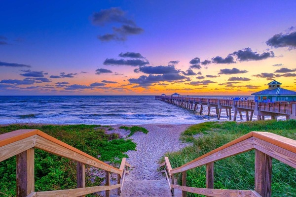 Ubicación cercana a la playa, tumbonas y toallas de playa