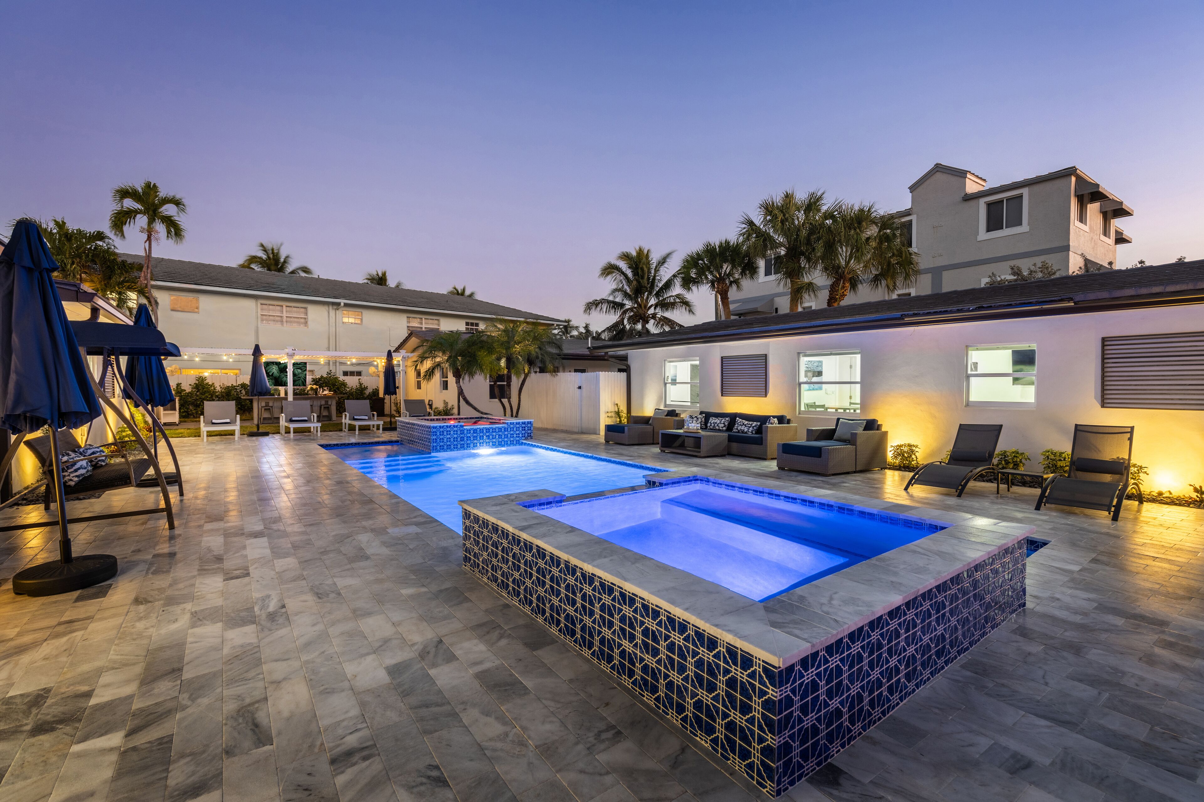 300 STEPS TO WHITE SAND BEACH / HEATED POOL / HOT TUB/MONTHLY SPCLS - H1