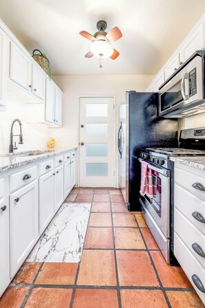 Frigorífico, microondas, horno y placa de cocina
