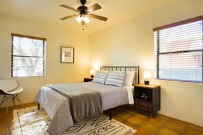 2 habitaciones, escritorio, tabla de planchar con plancha y wifi gratis