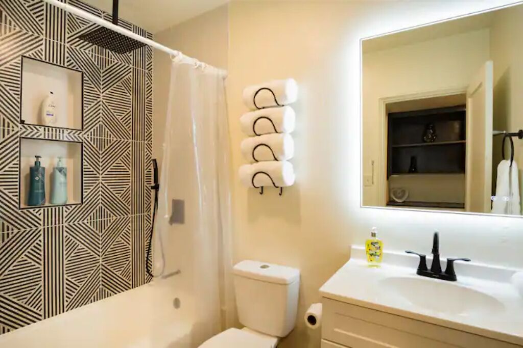 Bañera con ducha, secador de pelo, toallas, jabón