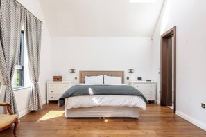 4 bedrooms, desk, iron/ironing board, free WiFi