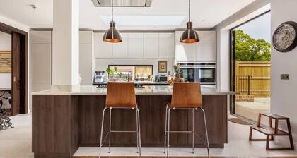 Highgate - Luxury 4-Bedroom Spacious House with Indoor Pool