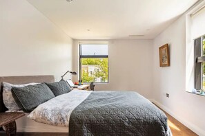 4 habitaciones, escritorio, tabla de planchar con plancha y wifi gratis 