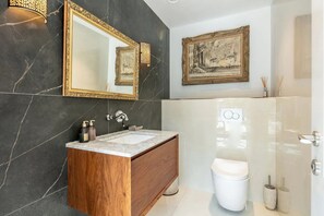 Bathtub, hair dryer, towels