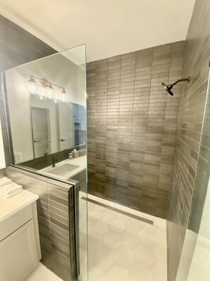 Combined shower/tub, hair dryer, towels, soap