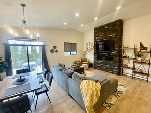 Smart TV, fireplace, stereo