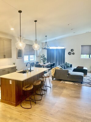 Smart TV, fireplace, stereo