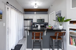Frigorífico, microondas, horno y placa de cocina