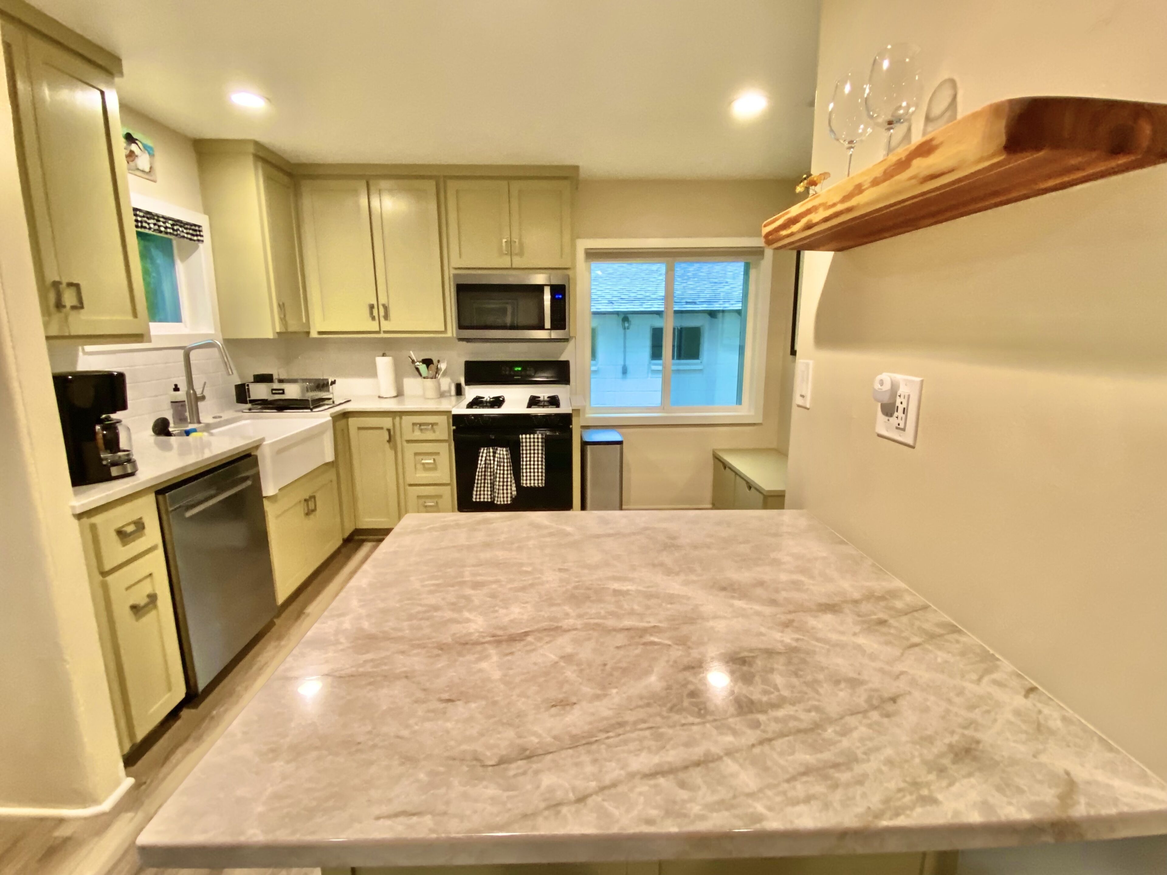 冷蔵庫、電子レンジ、オーブン、コンロ