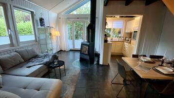 Smart-TV, Kamin, Bücher