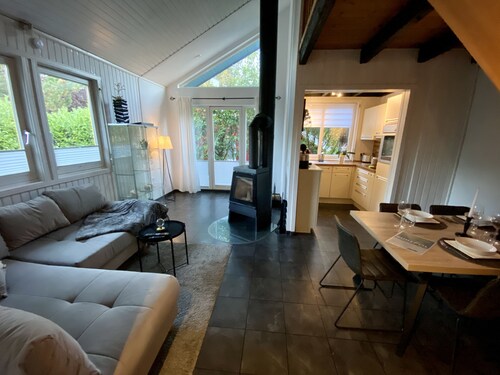 Ferienhaus mit Fasssauna, Kamin und Massagesessel. 