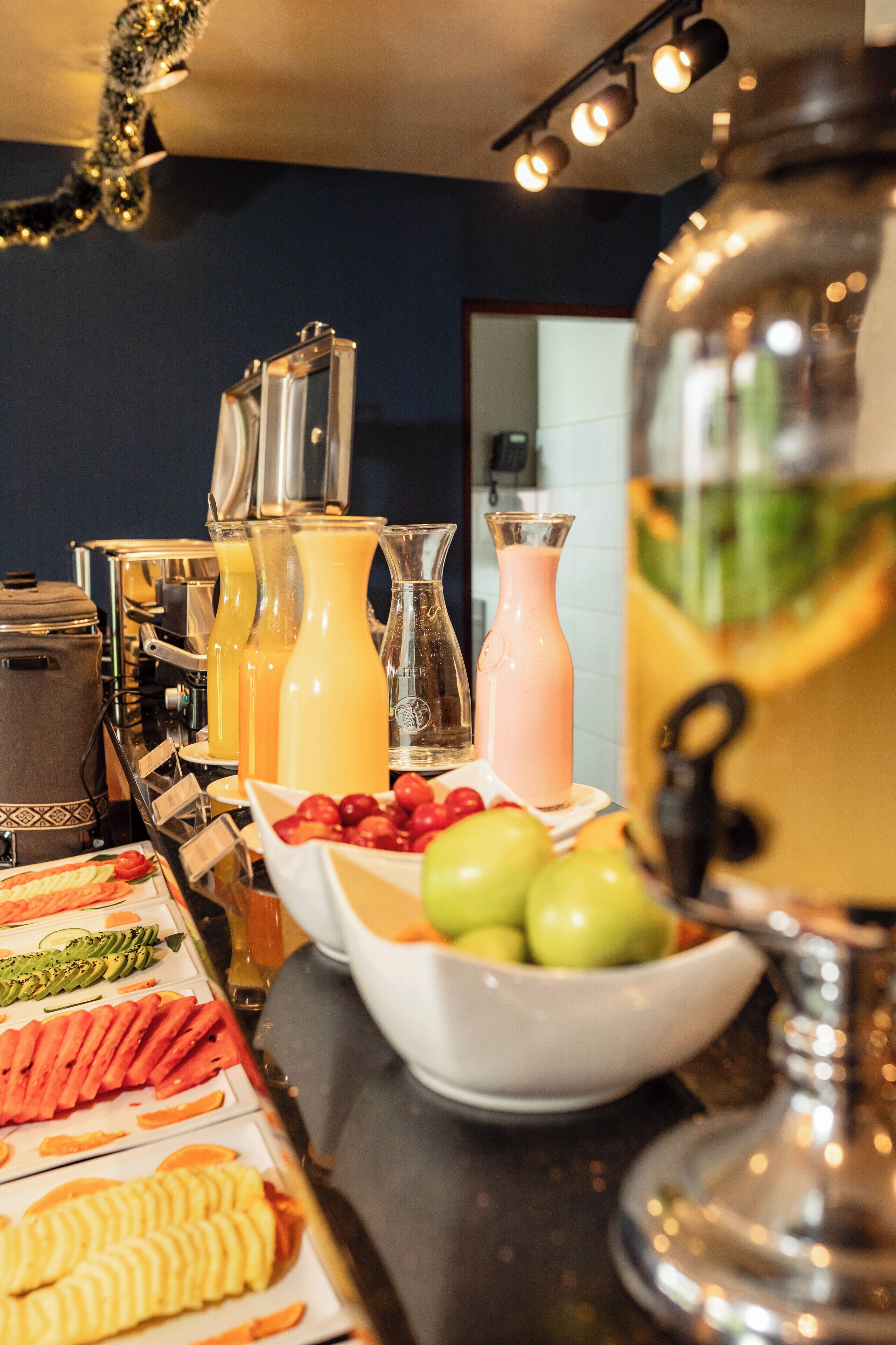 Un buffet proposant une variété de plats et de boissons.