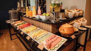 Ein reichhaltiges Buffet mit Speisen und Getränken.