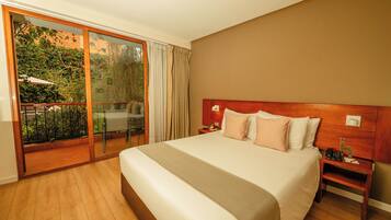 Superior-Zimmer, 1 Queen-Bett, Nichtraucher, Gartenblick | Daunenbettdecken, individuell dekoriert, Schreibtisch