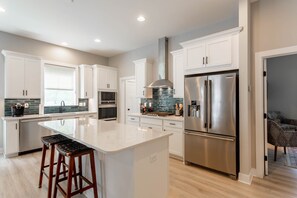 冷蔵庫、電子レンジ、オーブン、コンロ