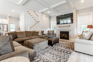 スマートテレビ、暖炉、テーブルサッカー台