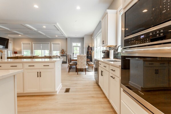 冷蔵庫、電子レンジ、オーブン、コンロ