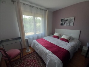 5 bedrooms, desk, free WiFi, wheelchair access