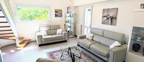 Smart TV, DVD player, books, printers